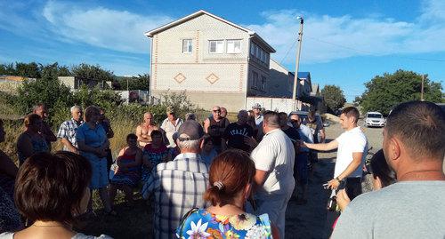 Участники схода в поселке Городище 26 июня 2019 года. Фото Татьяны Филимоновой для "Кавказского узла" Участники схода в поселке Городище 26 июня 2019 года. Фото Татьяны Филимоновой для "Кавказского узла"