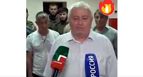 Житель Чечни Алхазур Барзаев публично отрекся от сына. Скриншот видео https://www.youtube.com/watch?v=zySZPAe0_cM Житель Чечни Алхазур Барзаев публично отрекся от сына. Скриншот видео https://www.youtube.com/watch?v=zySZPAe0_cM
