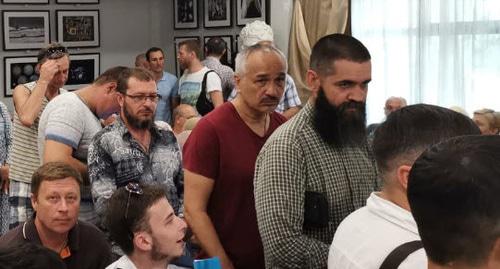 Слушания по вопросу строительства храма на улице Чайковского в Сочи. 27 июня 2019 года. Фото Светланы Кравченко для "Кавказского узла" Слушания по вопросу строительства храма на улице Чайковского в Сочи. 27 июня 2019 года. Фото Светланы Кравченко для "Кавказского узла"