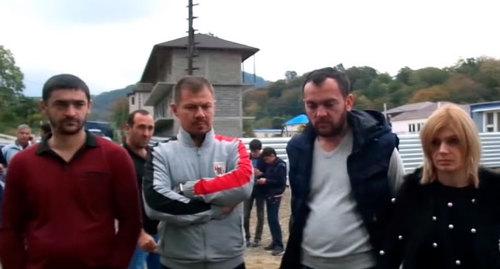 Жители Сочи заявляют о незаконной застройке футбольного поля. Фото: кадр видео "Кавказского узла" https://www.youtube.com/watch?v=Q9tis8ERShU
