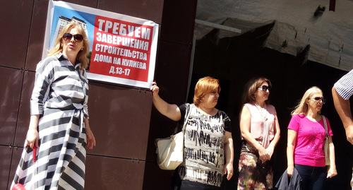 Дольщики возле баннера. Фото Людмилы Маратовой для "Кавказского узла" Дольщики возле баннера. Фото Людмилы Маратовой для "Кавказского узла"