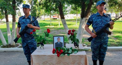Траурные мероприятия по случаю гибели старшины полиции Александра Дворникова. Фото: пресс-служба МВД https://42.мвд.рф/news/item/17460315/ Траурные мероприятия по случаю гибели старшины полиции Александра Дворникова. Фото: пресс-служба МВД https://42.мвд.рф/news/item/17460315/