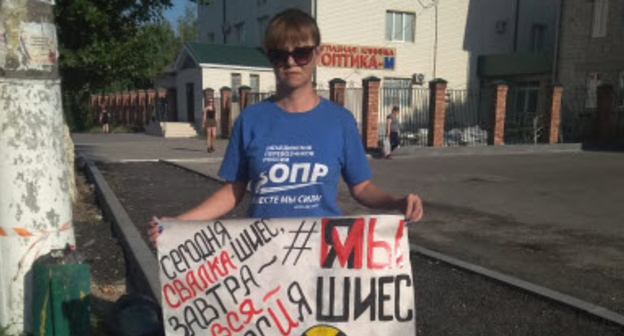 Жительница Кабардино-Балкарии Елена Баранова поддержала одиночными пикетами массовые протесты. 5 июля 2019 г. Фото Людмилы Маратовой для "Кавказского узла"