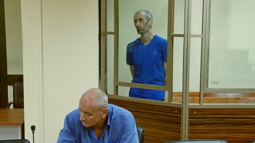 Аслан Яндиев (стоит) и его адвокат по назначению Сергей Заикин (сидит) на оглашении приговора. Фото Константина Волгина для "Кавказского узла" Аслан Яндиев (стоит) и его адвокат по назначению Сергей Заикин (сидит) на оглашении приговора. Фото Константина Волгина для "Кавказского узла"