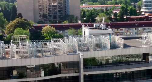 На крыше торгового центра "Атриум" в Сочи возводится шестой этаж. Фото Светланы Кравченко для "Кавказского узла". На крыше торгового центра "Атриум" в Сочи возводится шестой этаж. Фото Светланы Кравченко для "Кавказского узла".