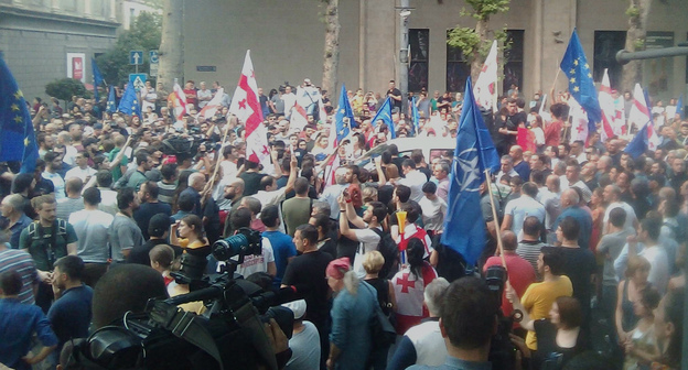Полицейские кордоны между двумя митингами на Руставели. Тбилиси, 8 июля 2019 г. Фото Беслана Кмузова для "Кавказского узла"