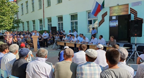 Сход жителей Сулака 5 июля 2019 года. Фото предоставлено "Кавказскому узлу" Казбеком Байтувгановым. Сход жителей Сулака 5 июля 2019 года. Фото предоставлено "Кавказскому узлу" Казбеком Байтувгановым.