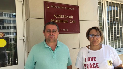 Адвокат Михаил Охрименко и потерпевшая по делу о ДТП в Сочи 9 июля 2019 года. Фото Светланы Кравченко для "Кавказского узла" Адвокат Михаил Охрименко и потерпевшая по делу о ДТП в Сочи 9 июля 2019 года. Фото Светланы Кравченко для "Кавказского узла"