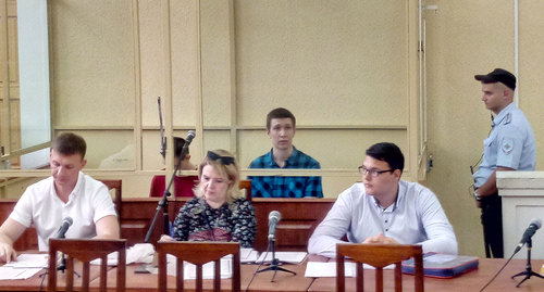 Заседание по делу о подготовке беспорядков в Ростове-на-Дону: в клетке Владислав Мордасов, за столом перед ним Вячеслав Шашмин. Фото Константина Волгина для "Кавказского узла"
