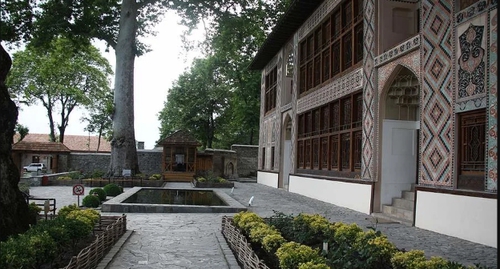 Дворец шекинских ханов. Фото: https://ru.wikipedia.org/wiki/Шеки Дворец шекинских ханов. Фото: https://ru.wikipedia.org/wiki/Шеки