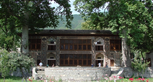 Дворец шекинских ханов. Фото: Grandmaster, https://commons.wikimedia.org/w/index.php?curid=2556348 Дворец шекинских ханов. Фото: Grandmaster, https://commons.wikimedia.org/w/index.php?curid=2556348