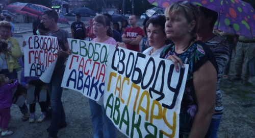 Плакаты участников митинга в поддержку блогера Гаспара Авакяна. Фото Константина Волгина для "Кавказского узла". Плакаты участников митинга в поддержку блогера Гаспара Авакяна. Фото Константина Волгина для "Кавказского узла".