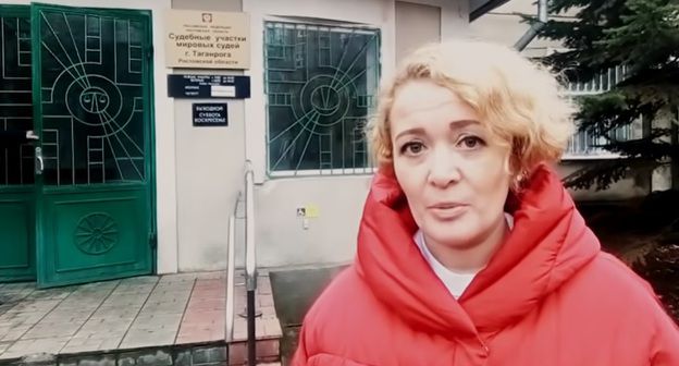Анастасия Шевченко. Скриншот с видео "Настя: в наручниках на глазах детей | Фильм про Анастасию Шевченко" на канале "Михаил Ходорковский" в Youtube https://www.youtube.com/watch?v=QxX4sPlnv8U
