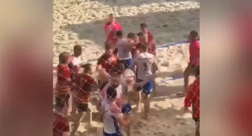 Скриншот видео "Массовая драка на ЧР по пляжному регби с участием сборной Дагестана" https://www.youtube.com/watch?v=bY35dEA_09Y Скриншот видео "Массовая драка на ЧР по пляжному регби с участием сборной Дагестана" https://www.youtube.com/watch?v=bY35dEA_09Y