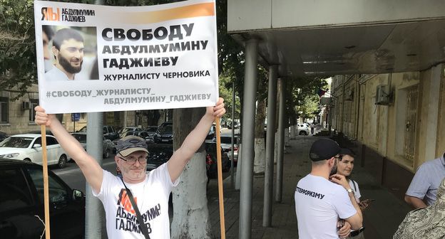 Журналист "Черновика" Магомед Магомедов во время одиночного пикета. Фото Патимат Махмудовой для "Кавказского узла"