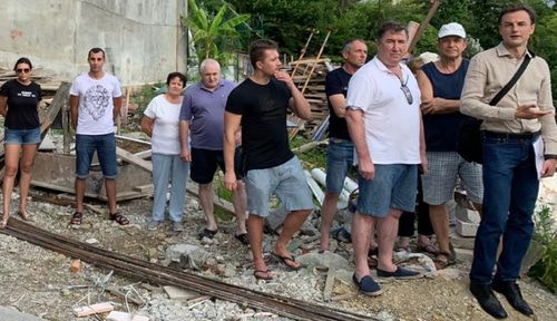 Жители "Соснового бора" на месте строительства. Фото Светланы Кравченко для "Кавказского узла". Жители "Соснового бора" на месте строительства. Фото Светланы Кравченко для "Кавказского узла".