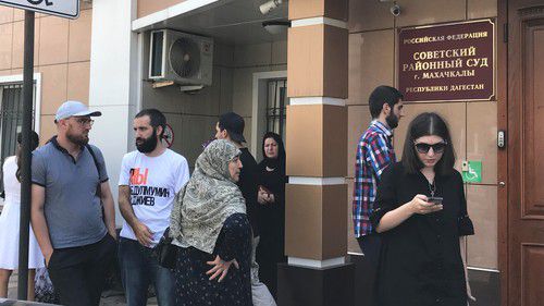 Группа поддержки Абдулмумина Гаджиева перед зданием суда в Махачкале 29 июля 2019 года. Фото Патимат Махмудовой для "Кавказского узла". Группа поддержки Абдулмумина Гаджиева перед зданием суда в Махачкале 29 июля 2019 года. Фото Патимат Махмудовой для "Кавказского узла".