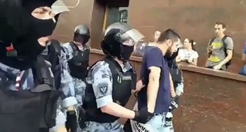 Задержание дагестанского блогера Керима Гамидова. Фото: кадр видео Vodi mag "Вот так меня задерживали" https://www.youtube.com/watch?v=cMAI6lHz0j4 Задержание дагестанского блогера Керима Гамидова. Фото: кадр видео Vodi mag "Вот так меня задерживали" https://www.youtube.com/watch?v=cMAI6lHz0j4