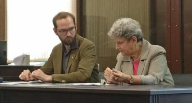 Светлана Ганнушкина и ее адвокат Дмитрий Шедов на суде 30 июля 2019 года. Фото с сайта ПЦ "Мемориал", https://memohrc.org/ru/news_old/sud-oshtrafoval-gannushkinu-na-150-tysyach-rubley-za-akciyu-v-godovshchinu-ubiystva