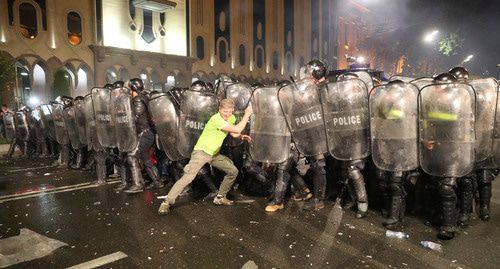 Сотрудники полиции во время акции протеста. 20 июня 2019 г. Фото: REUTERS/Irakli Gedenidze Сотрудники полиции во время акции протеста. 20 июня 2019 г. Фото: REUTERS/Irakli Gedenidze