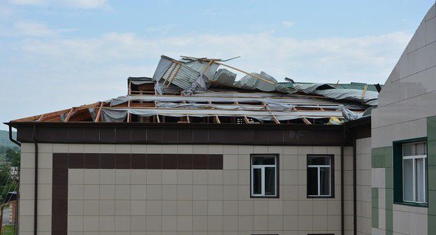 Поврежденная ураганом кровля школы в селе Алхасты, Сунженский район Ингушетии. Фото пресс-службы администрации района.