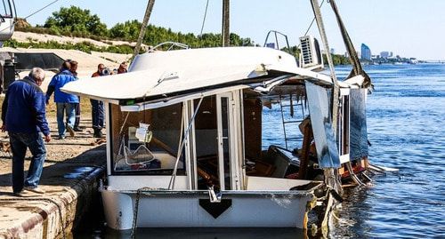 Катамаран, потерпевший крушение. Волгоград. Фото: ГУ МЧС по Волгоградской области
