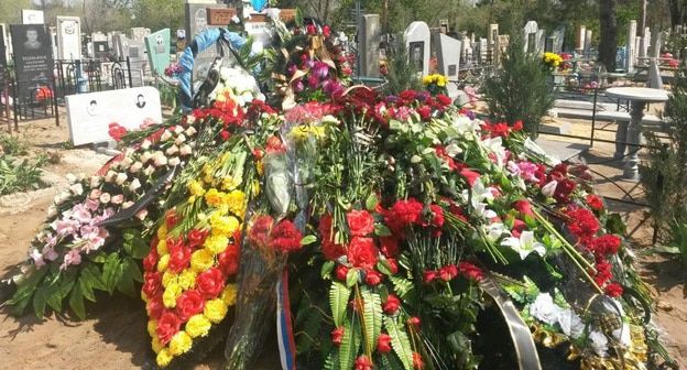 Свежая могила на кладбище в Волгограде. Фото: Сергей Хохлов, РИАЦ. https://riac34.ru/news/102072/