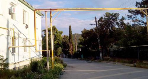 Труба подачи газа у частного дома. Фото Нины Туманововй для "Кавказского узла" Труба подачи газа у частного дома. Фото Нины Туманововй для "Кавказского узла"
