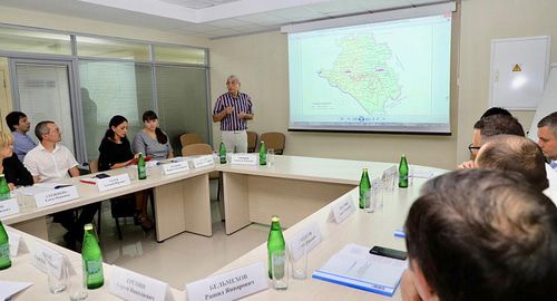 Совещание по вопросу согласования проекта соглашения об установлении границы между Краснодарским краем и Республикой Адыгея. Фото: http://www.kubzsk.ru/news/9152/ Совещание по вопросу согласования проекта соглашения об установлении границы между Краснодарским краем и Республикой Адыгея. Фото: http://www.kubzsk.ru/news/9152/