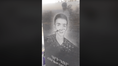 Скриншот видео с воинскими захоронениями на ереванском кладбище "Ералбур", облитыми парафином. https://www.facebook.com/meruj.moj/videos/1800369413443184/ Скриншот видео с воинскими захоронениями на ереванском кладбище "Ералбур", облитыми парафином. https://www.facebook.com/meruj.moj/videos/1800369413443184/