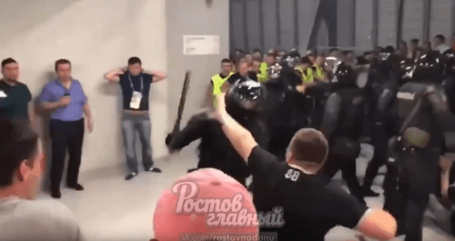 Скриншот видео "Стычка на Ростов Арене", https://www.youtube.com/watch?v=AapL6ckTnfk Скриншот видео "Стычка на Ростов Арене", https://www.youtube.com/watch?v=AapL6ckTnfk