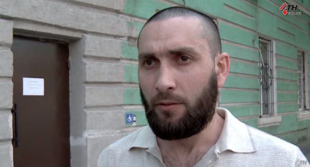 Амхад Илаев. Скриншот с видео "Амхад Илаев, чьей экстрадиции требует Россия, вышел на свободу - 26.04.2019" на Youtube-канале "АТН Харьков", https://www.youtube.com/watch?v=Lf6icCgpvqI