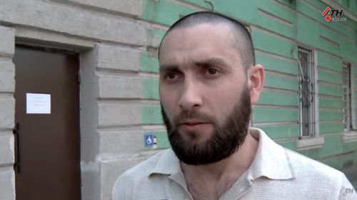 Амхад Илаев. Скриншот с видео "Амхад Илаев, чьей экстрадиции требует Россия, вышел на свободу - 26.04.2019" на Youtube-канале "АТН Харьков", https://www.youtube.com/watch?v=Lf6icCgpvqI Амхад Илаев. Скриншот с видео "Амхад Илаев, чьей экстрадиции требует Россия, вышел на свободу - 26.04.2019" на Youtube-канале "АТН Харьков", https://www.youtube.com/watch?v=Lf6icCgpvqI