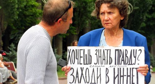 Наталья Дорожнова отвечает на вопросы прохожих. Волгоград, 4 августа 2019 года. Фото Вячеслава Ященко для "Кавказского узла" Наталья Дорожнова отвечает на вопросы прохожих. Волгоград, 4 августа 2019 года. Фото Вячеслава Ященко для "Кавказского узла"