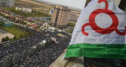 Участники протестов на площади в Магасе, осень 2018 года. Фото предоставлено "Кавказскому узлу" Якубом Гогиевым
Участники протестов на площади в Магасе, осень 2018 года. Фото предоставлено "Кавказскому узлу" Якубом Гогиевым