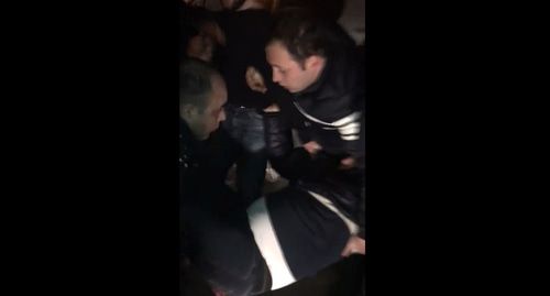Нападение студентов на видеоблогера Нарека Маляна в ночь на 4 марта 2019 года. Фото: Скриншот видео нападения студентов на видеоблогера Нарека Маляна в ночь на 4 марта 2019 года, https://www.facebook.com/restarttimes.am/videos/960188047522246/ Нападение студентов на видеоблогера Нарека Маляна в ночь на 4 марта 2019 года. Фото: Скриншот видео нападения студентов на видеоблогера Нарека Маляна в ночь на 4 марта 2019 года, https://www.facebook.com/restarttimes.am/videos/960188047522246/