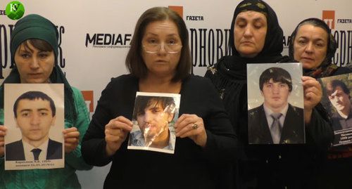 Родственницы убитых в Чечне жителей Дагестана с их портретами. Кадр видео "Кавказского узла" https://www.youtube.com/watch?v=GtMDOV3Glqc Родственницы убитых в Чечне жителей Дагестана с их портретами. Кадр видео "Кавказского узла" https://www.youtube.com/watch?v=GtMDOV3Glqc
