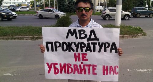 Житель Дубовского района Василий Сивцев во время проведения пикета. Фото Татьяны Филимонвой для "Кавказского узла" Житель Дубовского района Василий Сивцев во время проведения пикета. Фото Татьяны Филимонвой для "Кавказского узла"