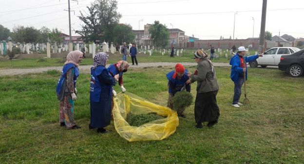 Жители Аргуна во время субботника. Фото: пресс-служба партии "Единая Россия" https://chechen.er.ru/
