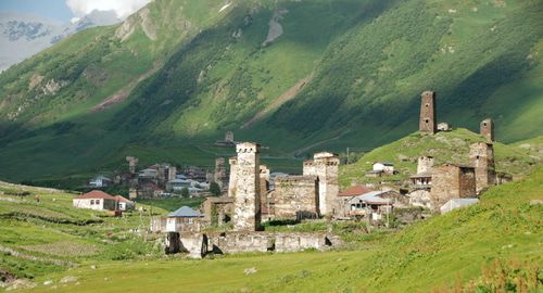Сванские башни в Ушгули. Фото: автор: Florian Pinel, https://commons.wikimedia.org/w/index.php?curid=23654065