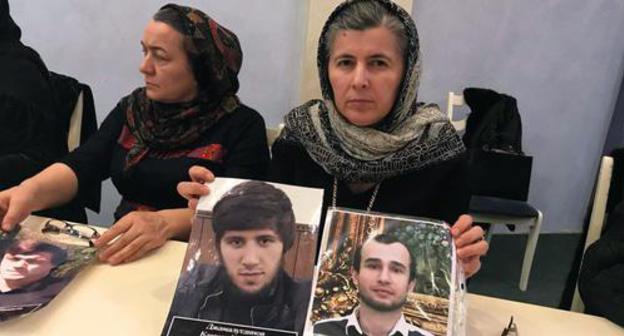 Женщины, обратившиеся к врио главы республики Владимиру Васильеву и президенту Владимиру Путину с требованием расследовать насильственные исчезновения молодых мужчин. Фото Патимат Махмудовой для "Кавказского узла"