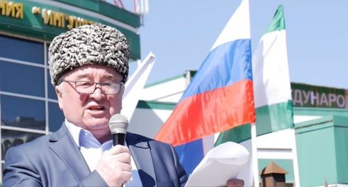 Малсаг Ужахов выступает на митинге в Магасе. Скриншот видео "Фортанга Org" https://www.youtube.com/watch?v=qfFMlE02KJw Малсаг Ужахов выступает на митинге в Магасе. Скриншот видео "Фортанга Org" https://www.youtube.com/watch?v=qfFMlE02KJw