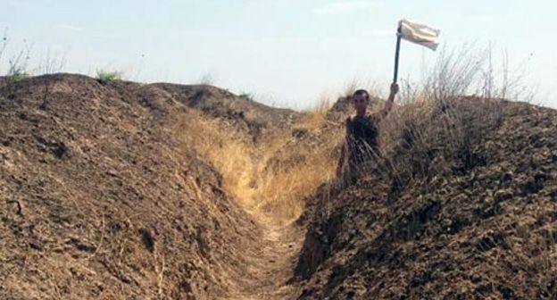 Военнослужащий с белым флагом на боевых позициях. Фото: пресс-служба Минобороны Азербайджана https://mod.gov.az/ru/news/dezertirovavshij-armyanskij-voennosluzhashij-byl-zaderzhan-azerbajdzhanskimi-podrazdeleniyami-na-linii-soprikosnoveniya-28074.html