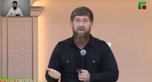 Кадр видео Тумсо Абдурахманова "Вызов Кадырову. Попробуй рассказать свои сказки мне". https://www.youtube.com/watch?v=ZCDt_mPq40o Кадр видео Тумсо Абдурахманова "Вызов Кадырову. Попробуй рассказать свои сказки мне". https://www.youtube.com/watch?v=ZCDt_mPq40o