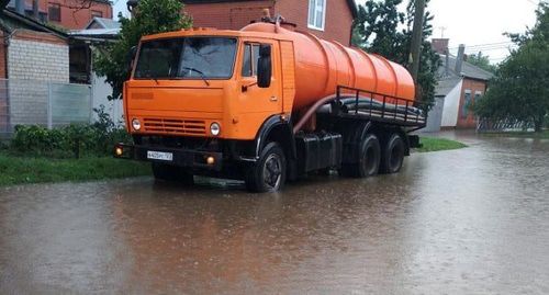 Водооткачивающая машина на улице Краснодара. Фото: пресс-служба администрации Краснодара https://krd.ru/novosti/glavnye-novosti/news_18082019_160025.html Водооткачивающая машина на улице Краснодара. Фото: пресс-служба администрации Краснодара https://krd.ru/novosti/glavnye-novosti/news_18082019_160025.html