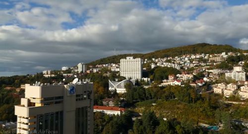 Сочи. Фото: кадр видео "Плюсы и минусы СОЧИ после 2,5 лет жизни" на Youtube-канале OlgaButuzova, https://www.youtube.com/watch?v=JJC-yxy-Kek Сочи. Фото: кадр видео "Плюсы и минусы СОЧИ после 2,5 лет жизни" на Youtube-канале OlgaButuzova, https://www.youtube.com/watch?v=JJC-yxy-Kek