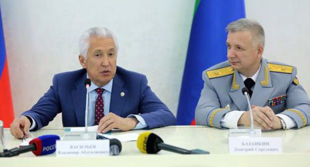 Владимир Васильев и врио начальника Погрануправления ФСБ по Дагестану Дмитрий Базанкин на встрече с молодыми офицерами ФСБ. 20 августа 2019 года. Фото: пресс-служба главы Дагестана http://president.e-dag.ru/novosti/v-centre-vnimaniya/vladimir-vasilev-v-dagestane-lyubyat-uvazhayut-i-tsenyat-tekh-kto-zashchishchaet-svoyu-rodinu