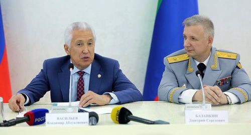 Владимир Васильев и врио начальника Погрануправления ФСБ по Дагестану Дмитрий Базанкин на встрече с молодыми офицерами ФСБ. 20 августа 2019 года. Фото: пресс-служба главы Дагестана http://president.e-dag.ru/novosti/v-centre-vnimaniya/vladimir-vasilev-v-dagestane-lyubyat-uvazhayut-i-tsenyat-tekh-kto-zashchishchaet-svoyu-rodinu Владимир Васильев и врио начальника Погрануправления ФСБ по Дагестану Дмитрий Базанкин на встрече с молодыми офицерами ФСБ. 20 августа 2019 года. Фото: пресс-служба главы Дагестана http://president.e-dag.ru/novosti/v-centre-vnimaniya/vladimir-vasilev-v-dagestane-lyubyat-uvazhayut-i-tsenyat-tekh-kto-zashchishchaet-svoyu-rodinu