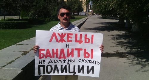 Житель Дубовки Василий Сивцев на пикете у здания ГУВД по Волгоградской области. Фото Татьяны Филимоновой для "Кавказского узла" Житель Дубовки Василий Сивцев на пикете у здания ГУВД по Волгоградской области. Фото Татьяны Филимоновой для "Кавказского узла"