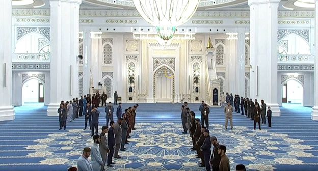 Церемония открытия мечети "Гордость мусульман" в Шали. Фото кадр видео 
ЧГТРК "Грозный" https://www.youtube.com/watch?time_continue=1&v=yQN_j5xjwXM
